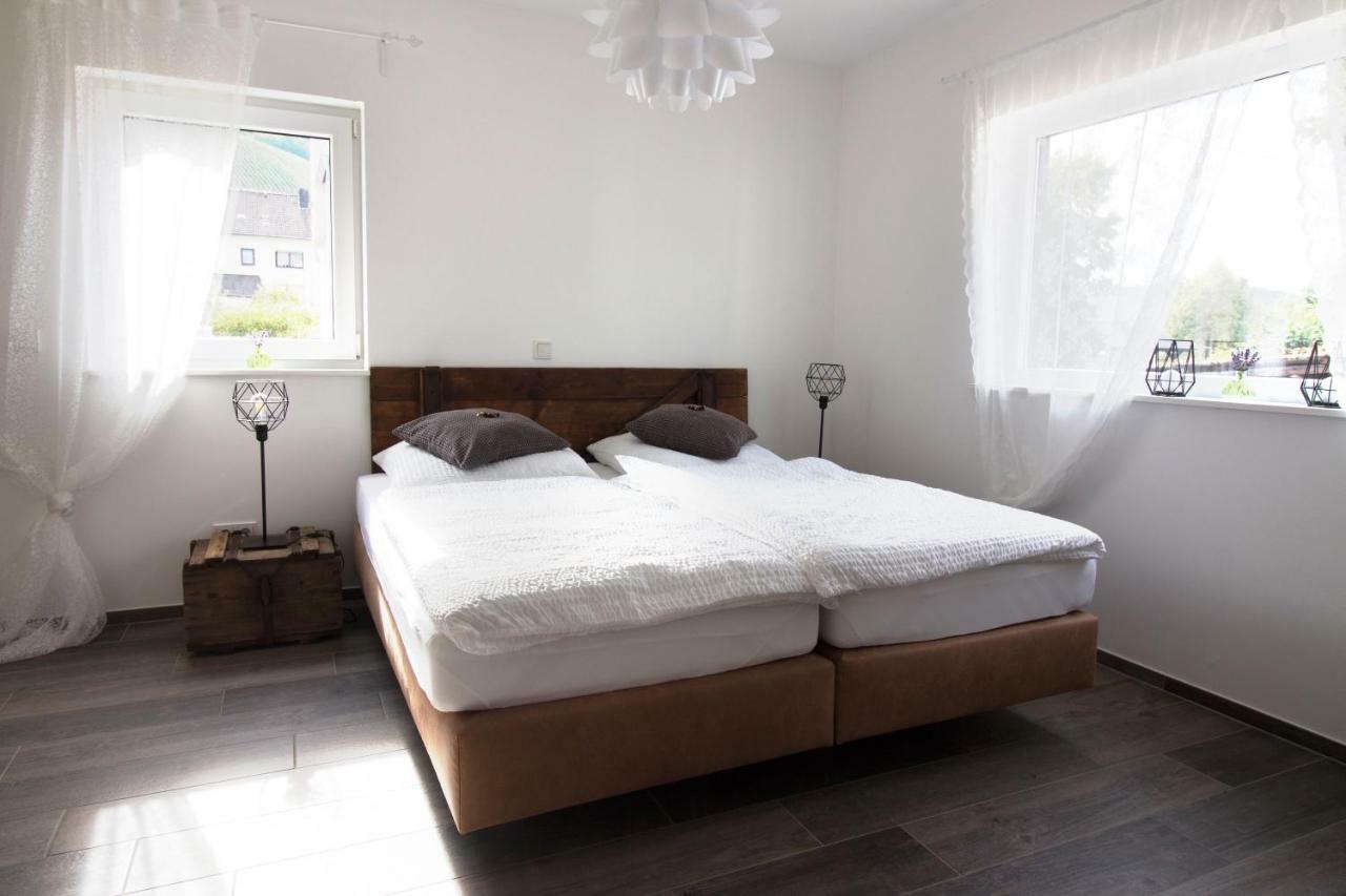 Zur Alten Rebe Ferienhaus Und Weingut Konz Buitenkant foto