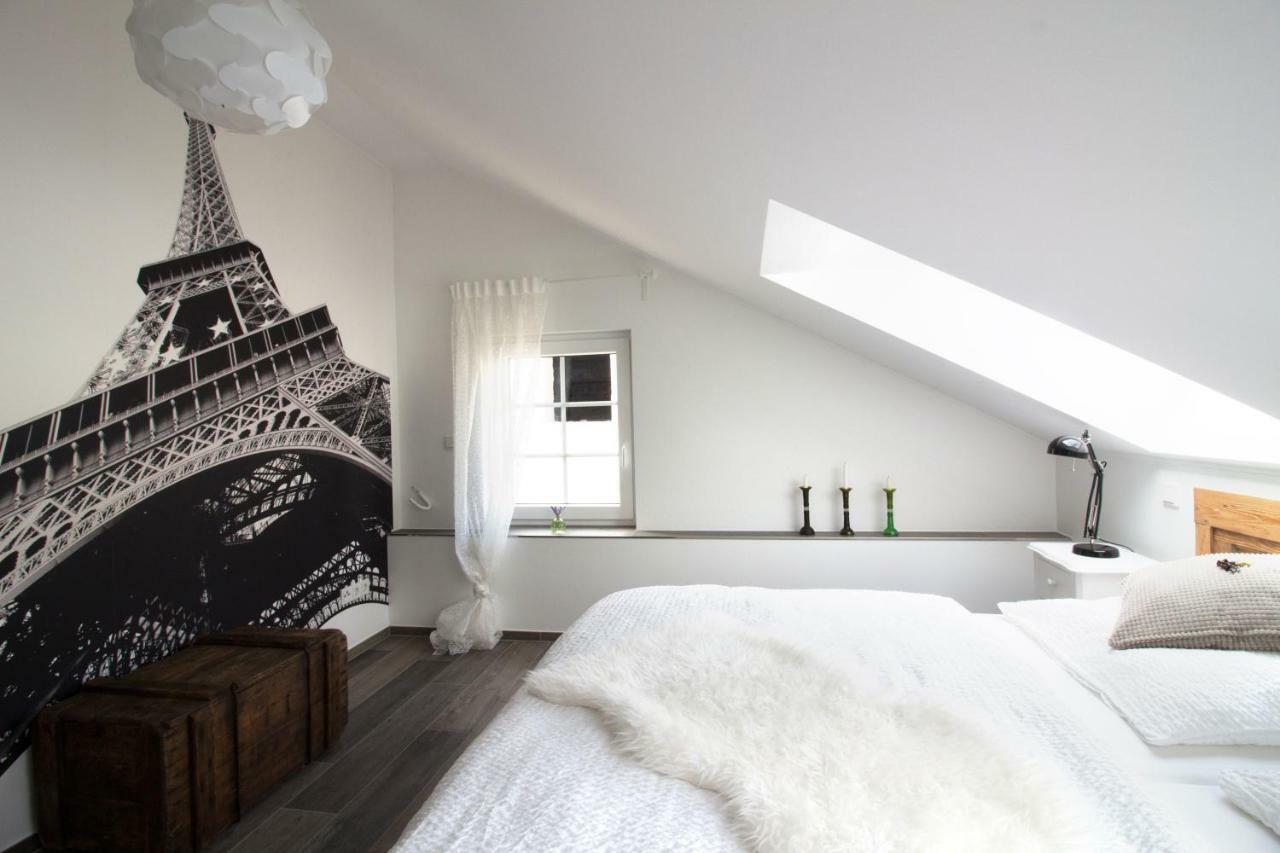 Zur Alten Rebe Ferienhaus Und Weingut Konz Buitenkant foto