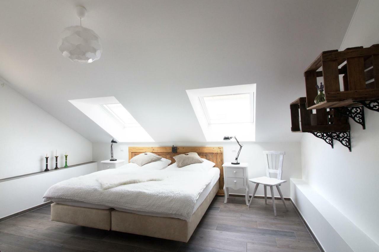 Zur Alten Rebe Ferienhaus Und Weingut Konz Buitenkant foto