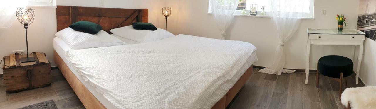 Zur Alten Rebe Ferienhaus Und Weingut Konz Buitenkant foto