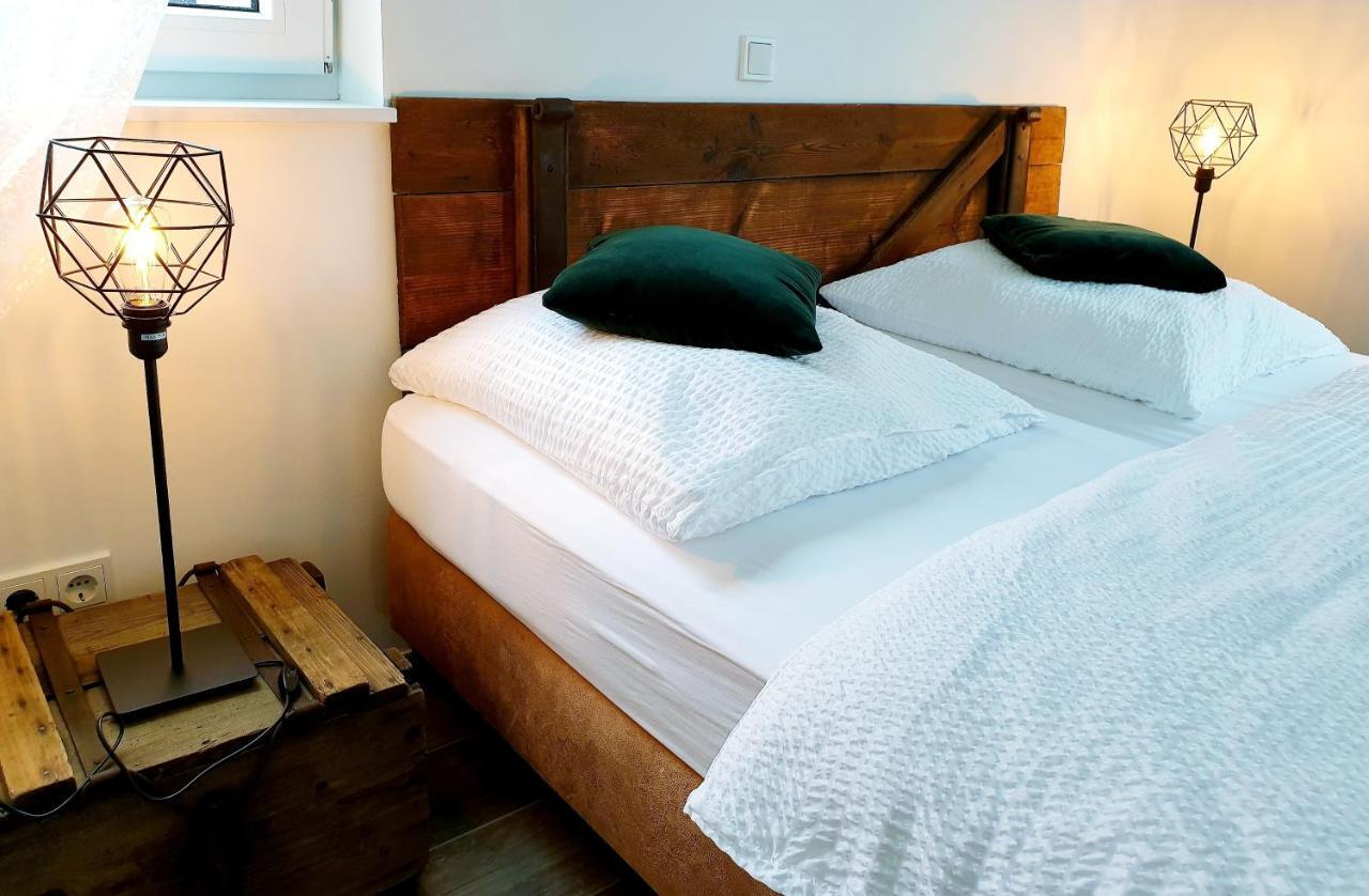 Zur Alten Rebe Ferienhaus Und Weingut Konz Buitenkant foto